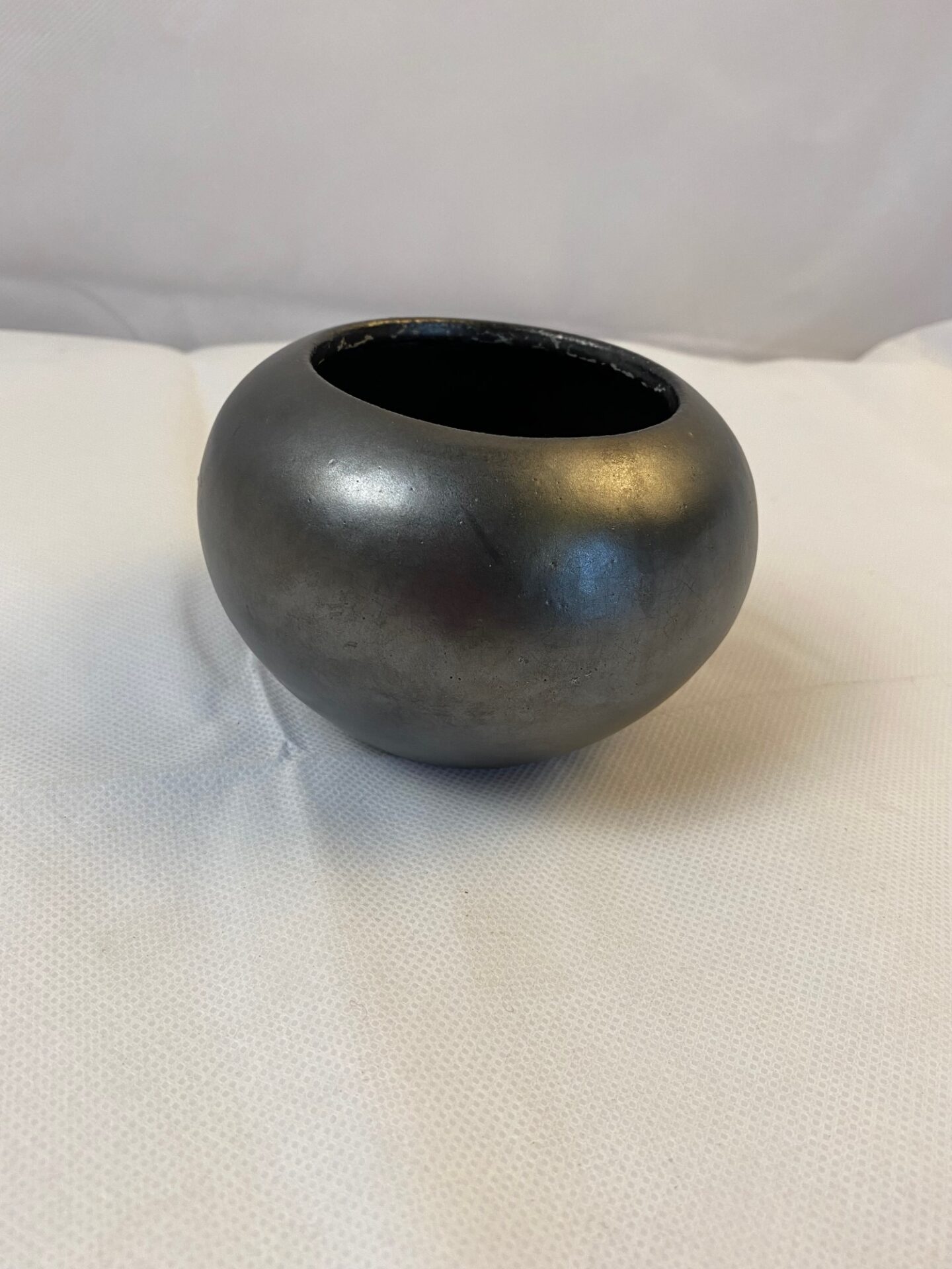 Vase boule céramique émaillée noire Jean Garillon